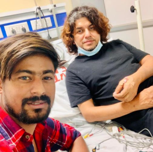 गायक प्रमाेद खरेल कार दुर्घटनामा घाइते, रातारात दाङबाट काठमाडाैं ल्याइयाे